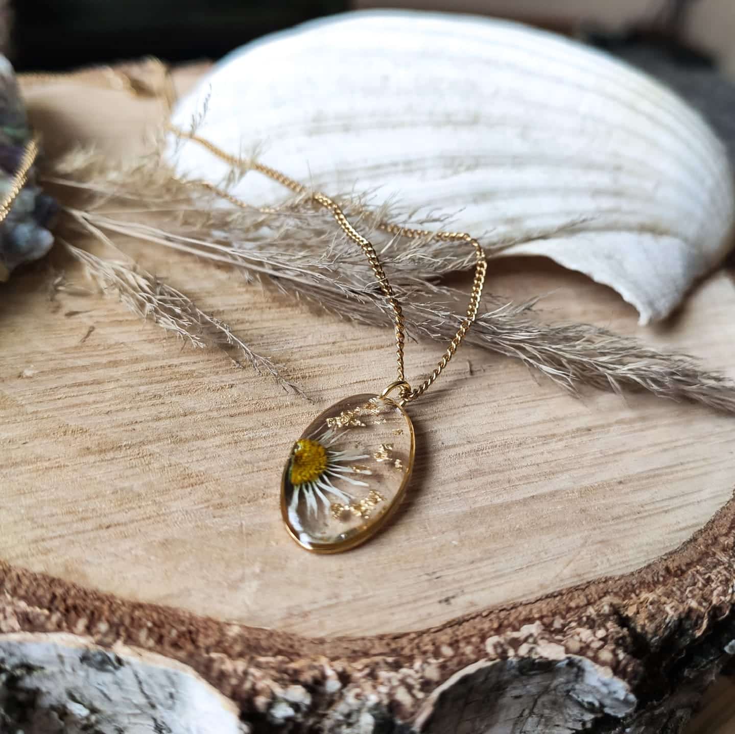 Wisiorek ze stokrotką i złotymi drobinkami